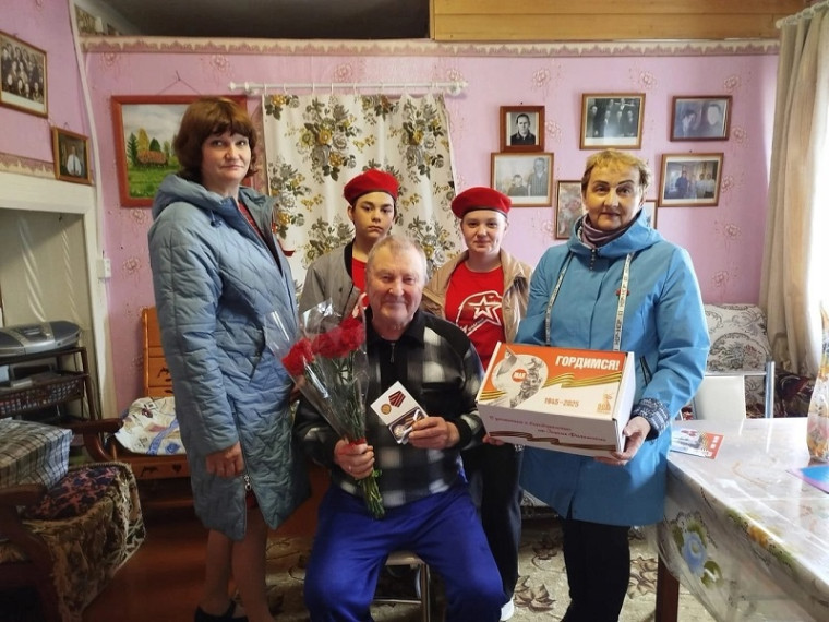 Поздравляем ветеранов, детей войны.
